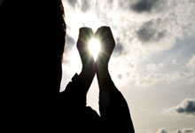 aoa体育新闻-利物浦锋线组合默契，世俱杯争冠实力凸显