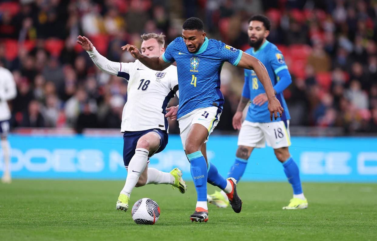 aoa体育-势均力敌,国际足球比赛竞争激烈(势均力敌,国际足球比赛竞争激烈吗)