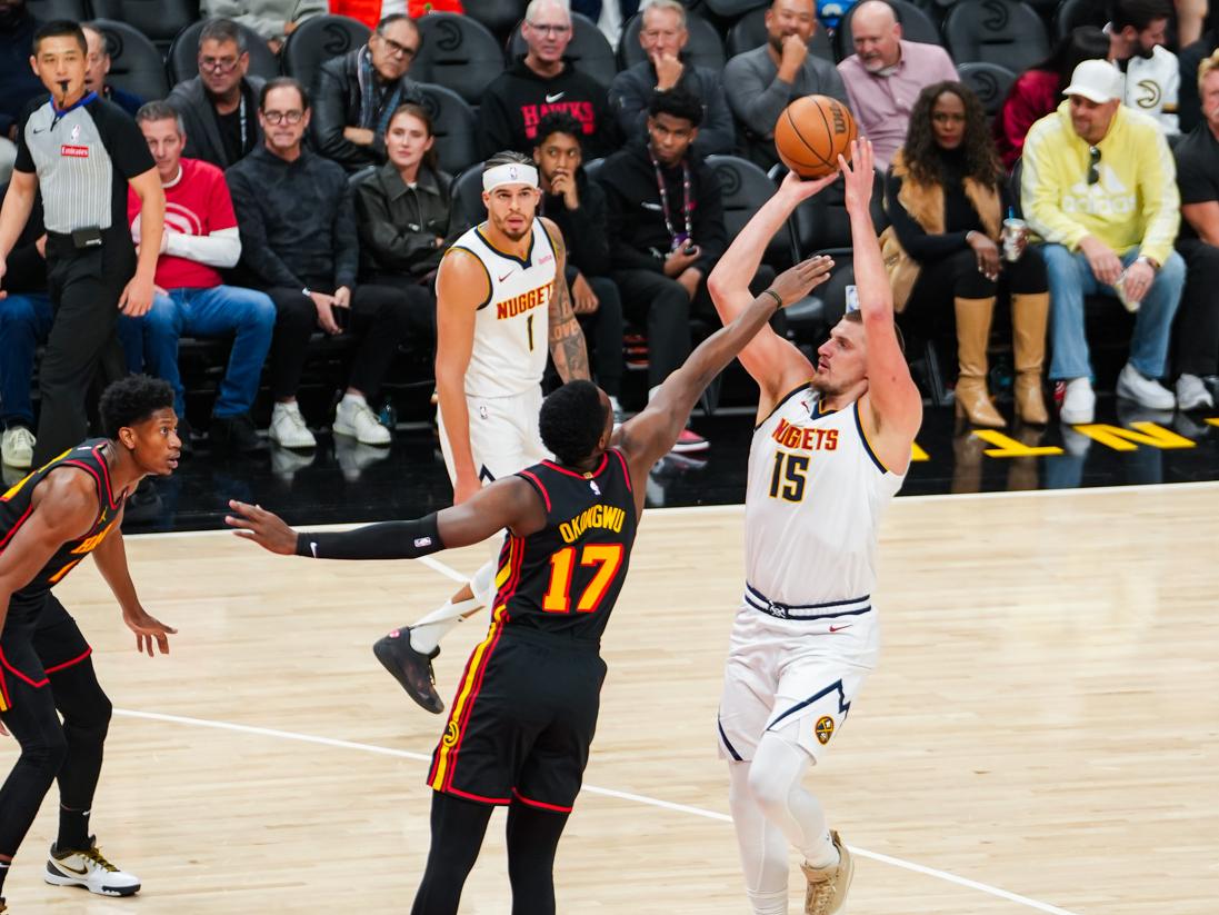 aoa体育课程-韦纳德展现锋线实力,率领球队大胜对手