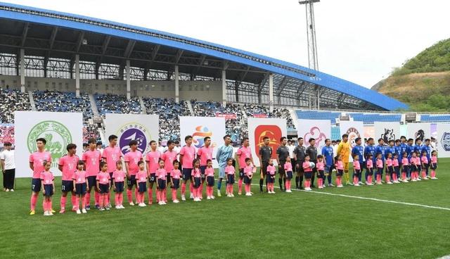 aoa体育-足球场上的精彩瞬间引发观众欢呼