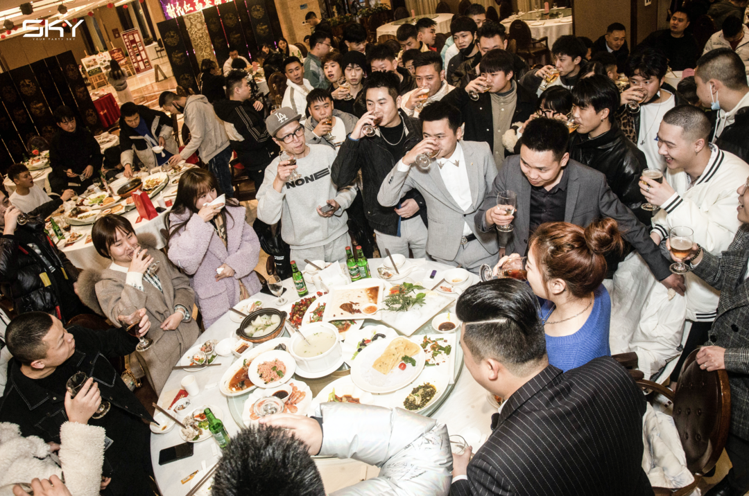 aoa体育培训-关于热爱足球运动的人们欢聚一堂,精彩比赛即将开启的信息