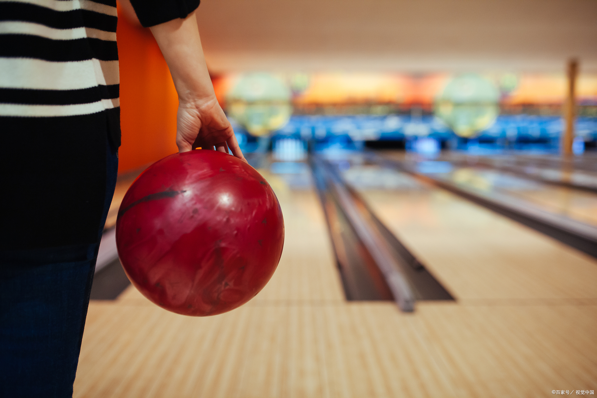 保龄球选手在比赛中斩获连胜夺冠 保龄球选手在比赛中斩获连胜夺冠