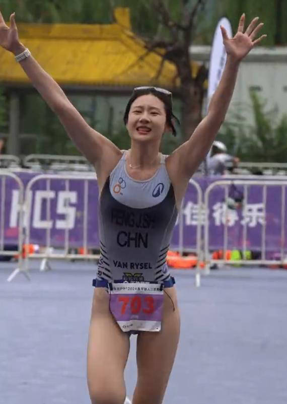 铁人三项选手在比赛中刷新个人最佳成绩 铁人三项选手在比赛中刷新个人最佳成绩