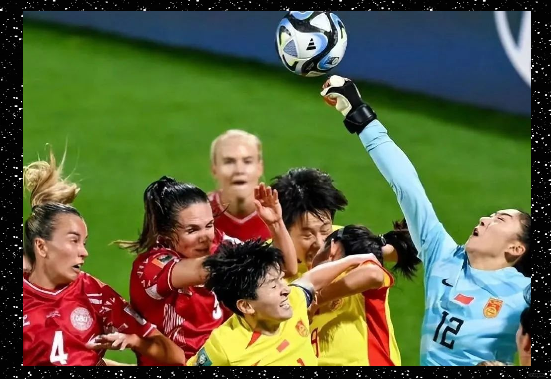 女足球员们在比赛中展现出色表现,受到赞誉 女足球员们在比赛中展现出色表现,受到赞誉