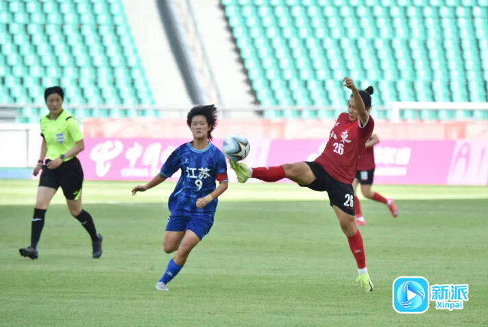 女足球员们在比赛中展现出色表现,受到赞誉 女足球员们在比赛中展现出色表现,受到赞誉