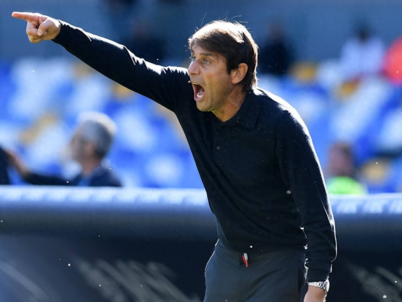 卡利亚里队遭遇惨败离开比赛