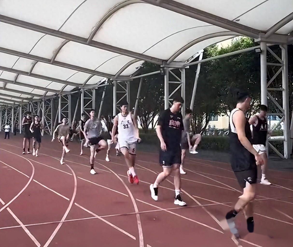 篮球教练发布线上培训视频,指导球迷保持锻炼的简单介绍 篮球教练发布线上培训视频,指导球迷保持锻炼的简单介绍