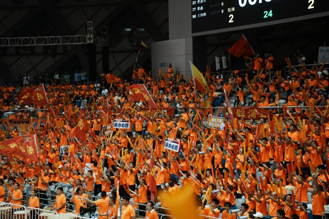 足球比赛引发球迷狂热,球场座无虚席 足球比赛引发球迷狂热,球场座无虚席