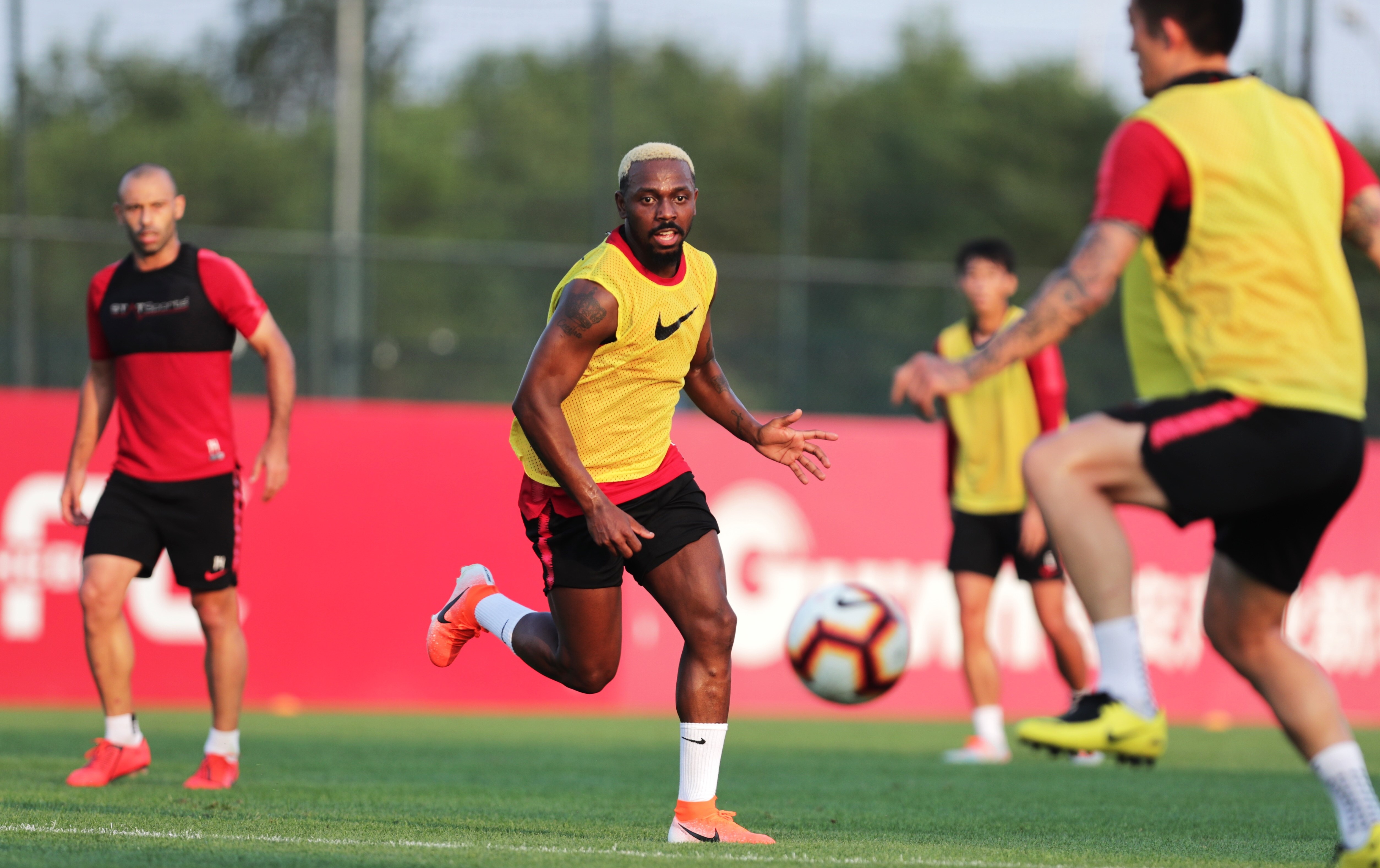 卡昂遭遇重创,降级形势堪忧 卡昂遭遇重创,降级形势堪忧