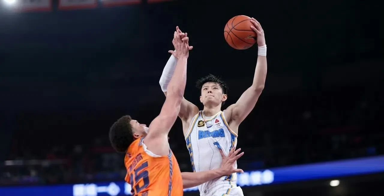 球队经验丰富，稳定地夺得胜利