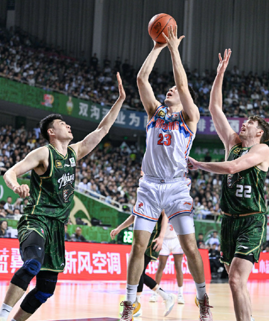 新疆男篮遭遇失利,无缘晋级季后赛 新疆男篮遭遇失利,无缘晋级季后赛